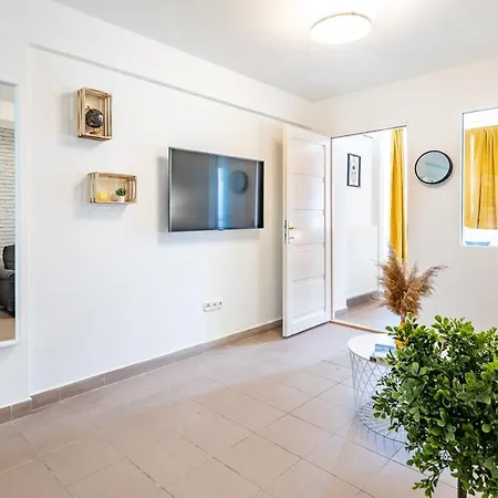 Központi Teraszos Klímás Apartman Apartamento *